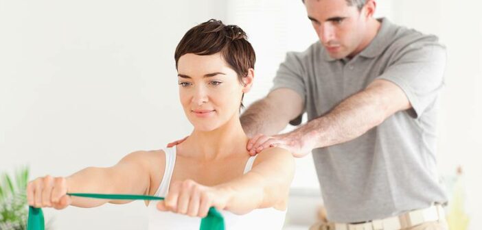 Frau macht Übungen mit Ihrem Physiotherapeuten