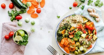 Farbenfrohe Gemüsebowl von oben fotografiert